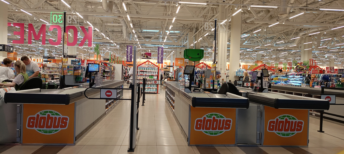 Что делает Глобус особенным?
Во-первых, это простор. Широкие проходы, светлые интерьеры, зоны отдыха — всё создано для того, чтобы не спешить и чувствовать себя спокойно. Во-вторых, выбор: супермаркет, бутики, магазины одежды и обуви, электроника, аптеки — каждый найдёт то, что нужно.