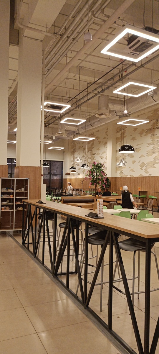 Для гурманов — фудкорт с кухнями разных стран: от хрустящих бургеров до ароматной азиатской лапши. А для семей с детьми — детские площадки и развлекательные зоны, где малыши могут играть, пока взрослые делают покупки.