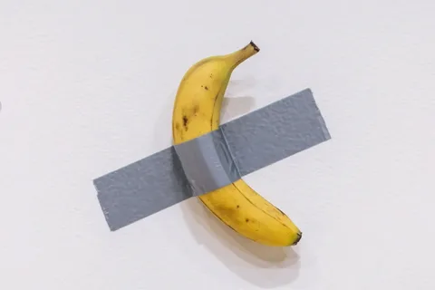 «Комедиант» итальянского художника Маурицио Каттелана, источник Яндекс картинки.