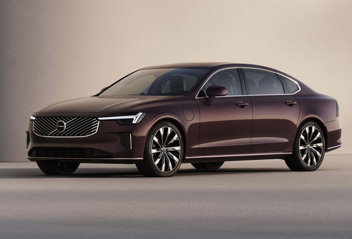 Обновленный в 2025 году седан Volvo S90