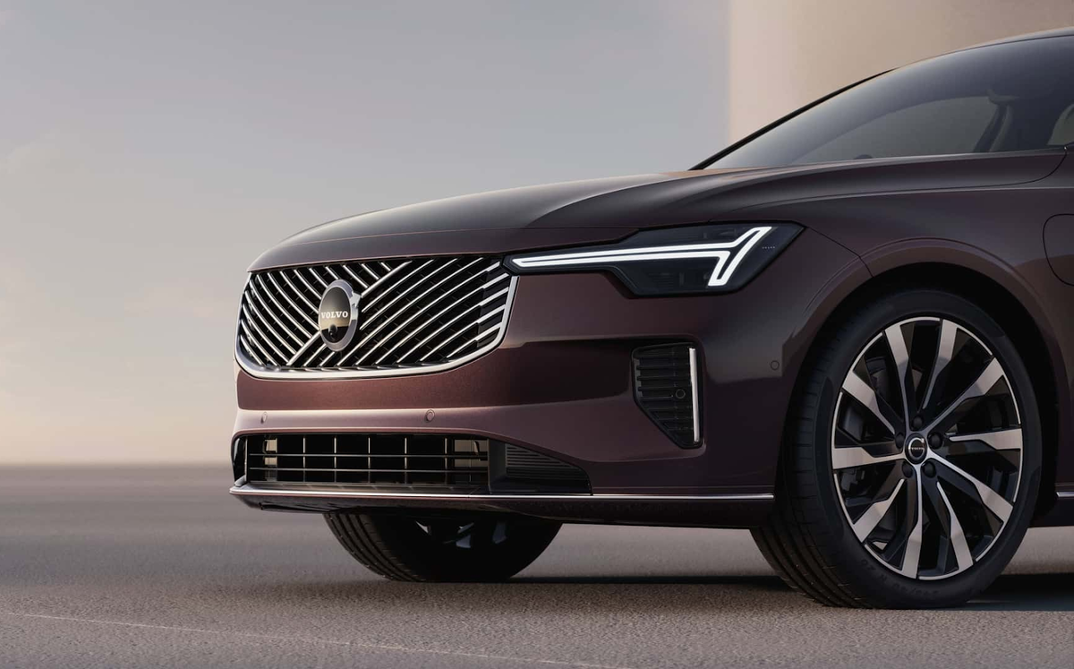 Передняя часть крупным планом Volvo S90