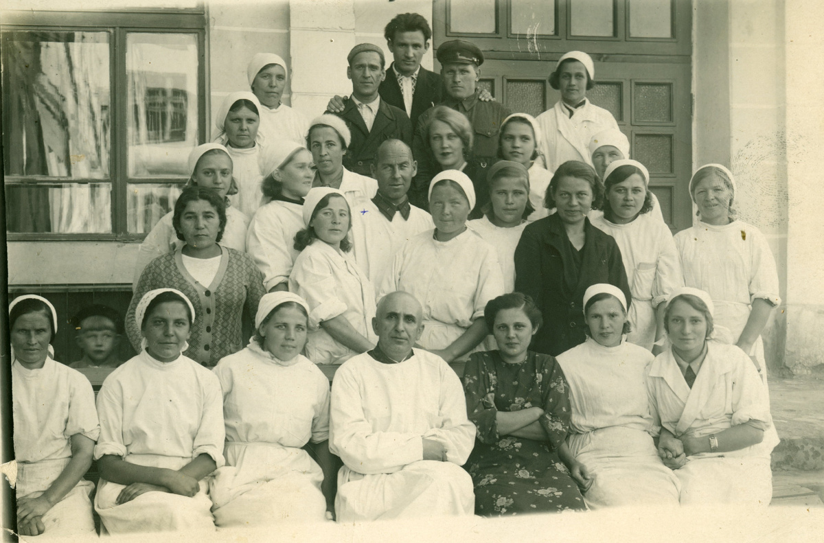 Сотрудники эвакогоспиталя № 2550. Сентябрь 1942 г. В первом ряду 4-ый слева – Плотко, начальник госпиталя