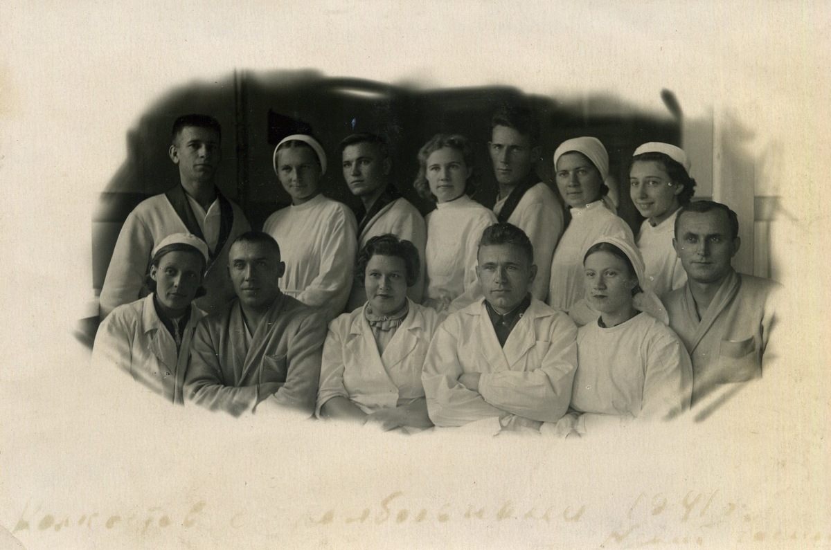 Персонал госпиталя № 2553 с ранеными военнослужащими. Нижний Тагил. 1941 г.