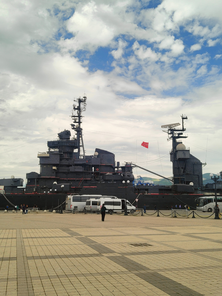 Крейсер «Михаил Кутузов», длина 210 м, ширина 23 м, высота 52,5 м. Выведен из состава флота 3 июля 1992 года