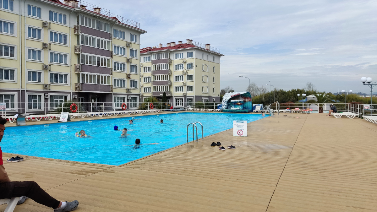 Семейный квартал привлекает своим подогреваемым бассейном, хотя и расположен дальше всех от моря.