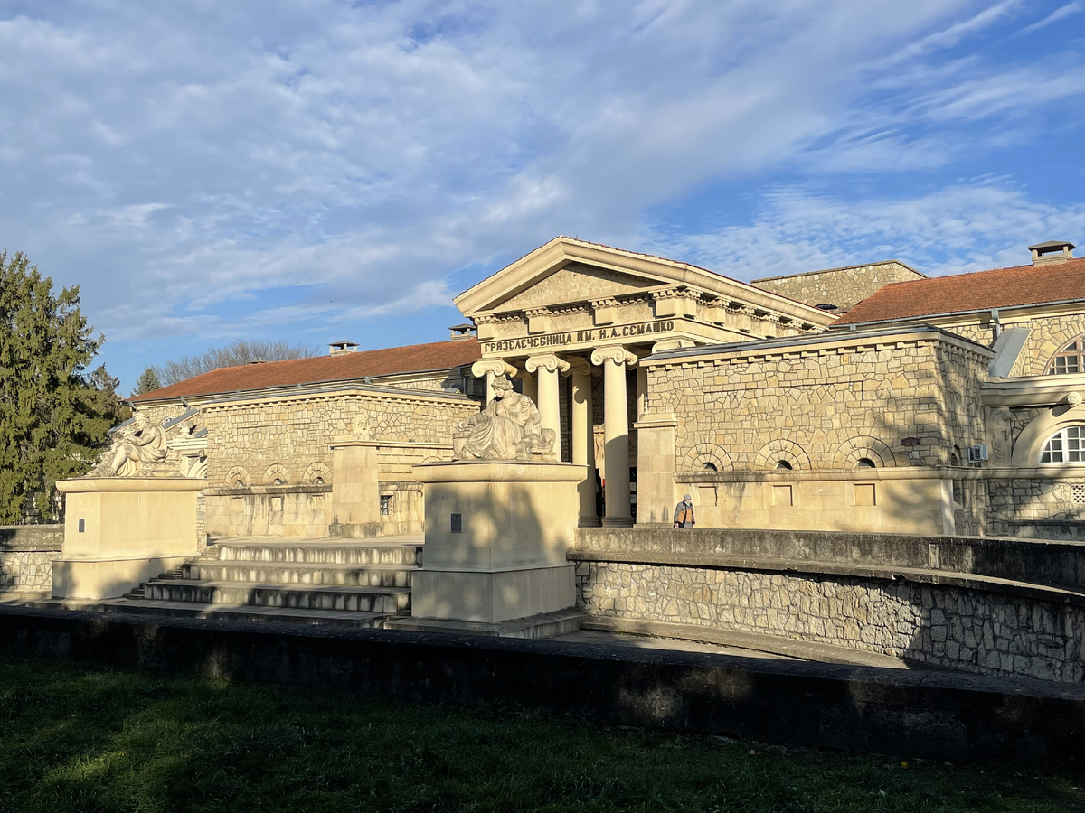 Грязелечебницах в Ессентуках поражает своей архитектурой