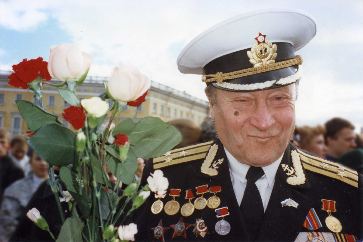 В.М.Ахутин на праздновании Дня Победы. 1990-е годы. Из архива В.М.Ахутина. Публикуется с разрешения дочери Дарьи Ахутиной. 