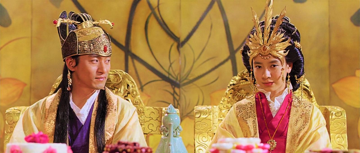 Золото как символ роскоши, фиолетовый - отсылка к королевскому долгу короля и алый - навек на  тайную страсть королевы. Для своего времени фильм имел впечатляющий для корейского бюджет в 10 миллионов долларов, и собрал в прокате почти 19 миллионов долларов