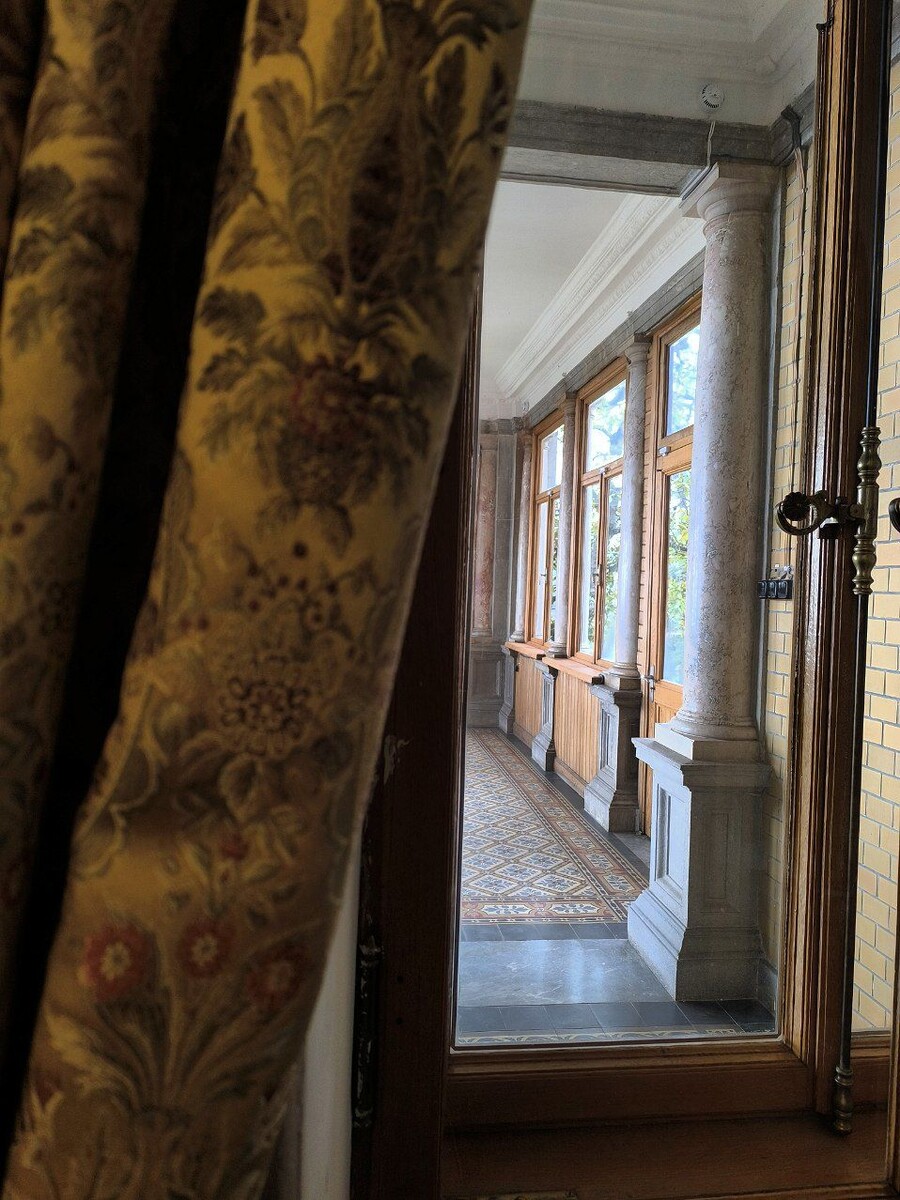 На фотографии – вид из окна на веранду. При жизни владельцев она была открытой, без застеклённых рам.