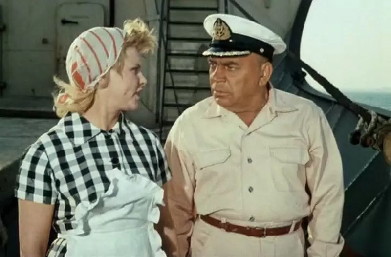 А. Грибов и М. Назарова в фильме "Полосатый рейс". Взято с сайта https://megamarket.ru/catalog/details/polosatyy-reys-dvd-polnaya-restavraciya-zvuka-i-izobrazheniya-100035847388/otzyvy/.