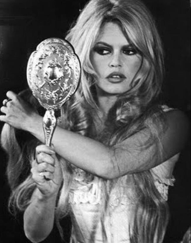 «Он обаятелен, уверен в себе и… считает вас «серой массой». Нарциссы мастерски маскируются, но их можно вычислить за одну встречу. Вот как это сделать — и не стать их жертвой.».