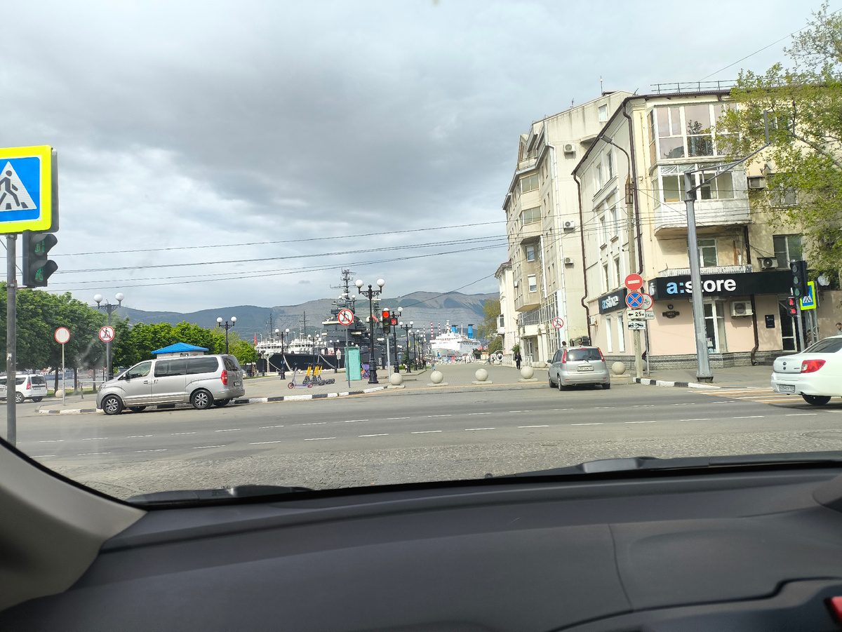 Новороссийск. Люди пытаются гулять по набережной, их разворачивают казаки