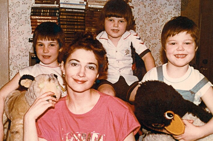 Данила Козловский (справа) c мамой и братьями