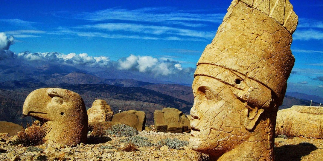 В тени великих богов древней Армении существовал иной мир — мир малых божеств, духов и загадочных существ, олицетворяющих силы природы