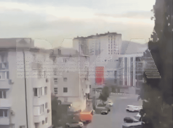    Сбитый дрон упал на жилые дома. Скриншот тг-канала "База"