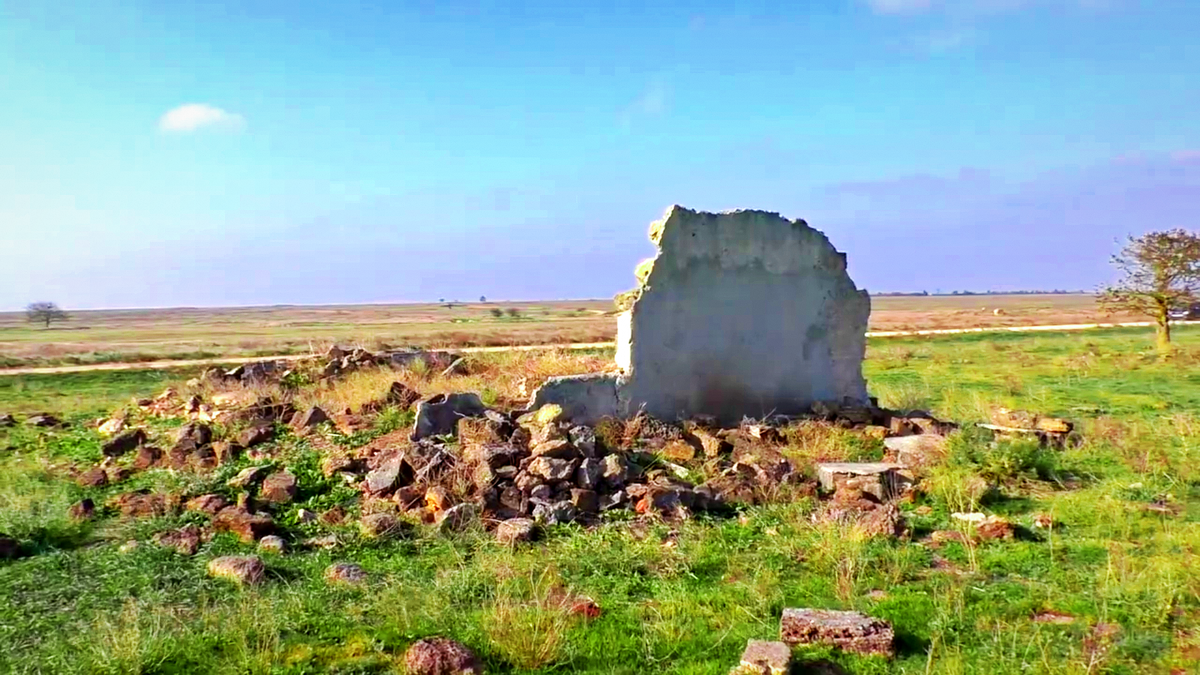 Остатки одного из домов в селе Красновка. Фото автора.