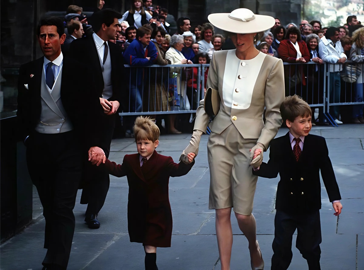 Диана, Чарльз, Гарри и Уильям на свадьбе Кэтрин Элизабет Хасси, 1989 год