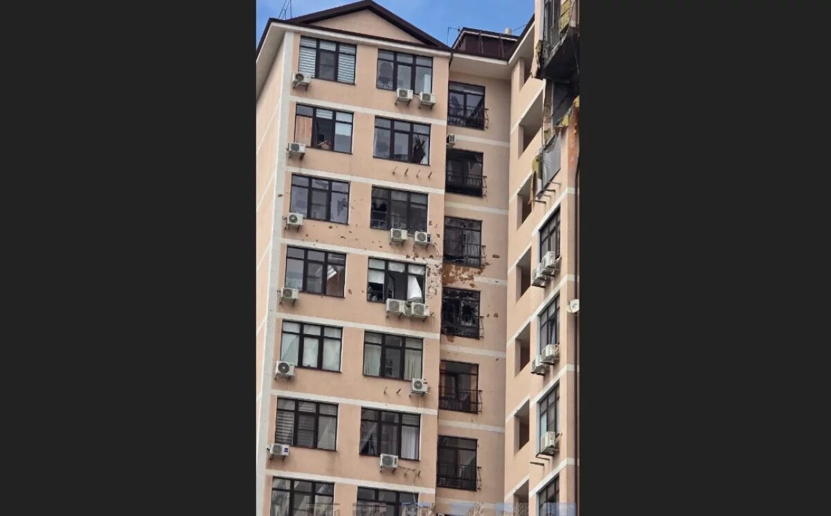    Во дворе поврежденного дома в Новороссийске работают сотрудники полиции