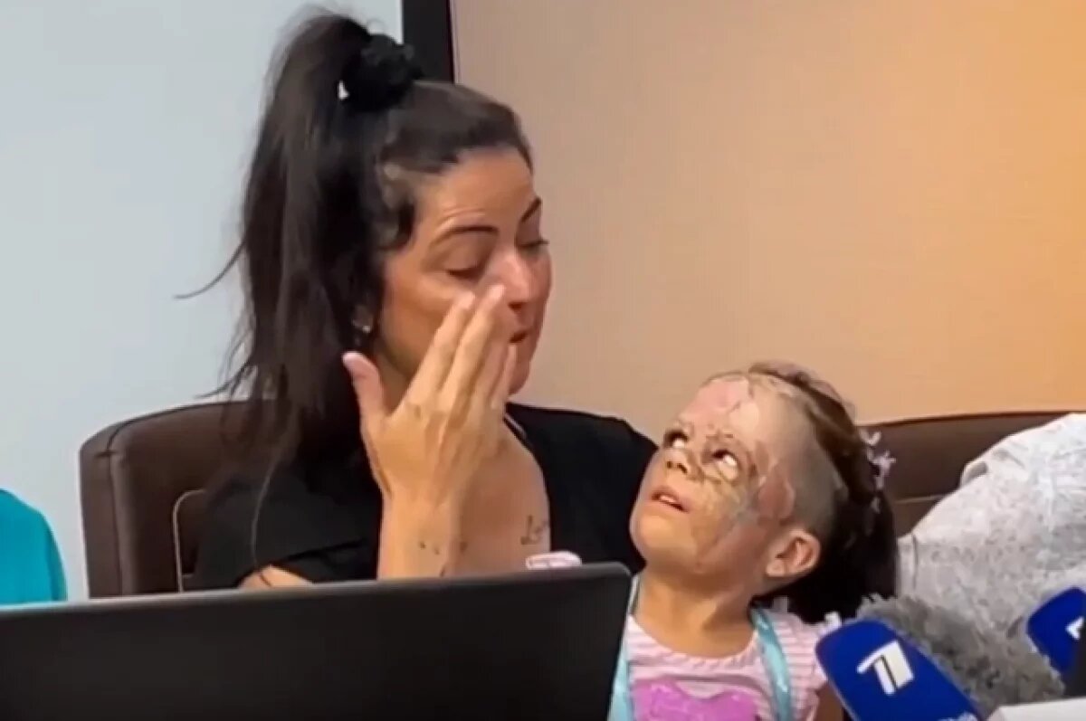    Девочка с «маской Бэтмена» из США Луна Феннер вернулась в Петербург