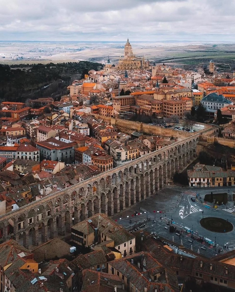 Листайте галерею, такое строение в один кадр никак не упаковать)