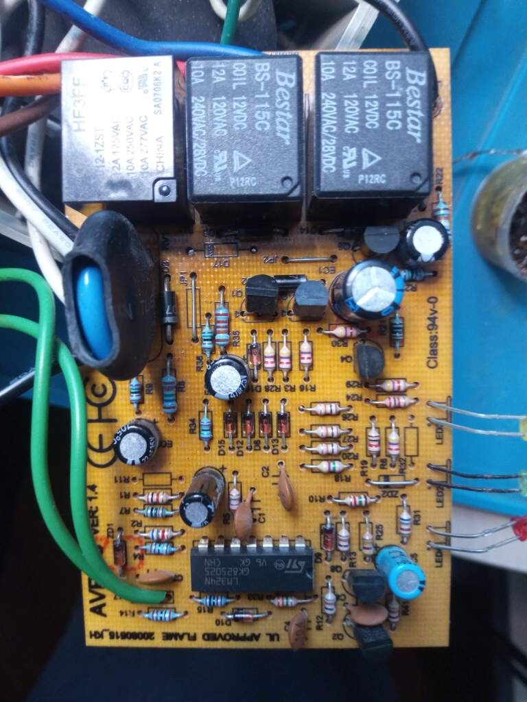 Первым делом поменял реле (на фото крайнее левое), сгорело.