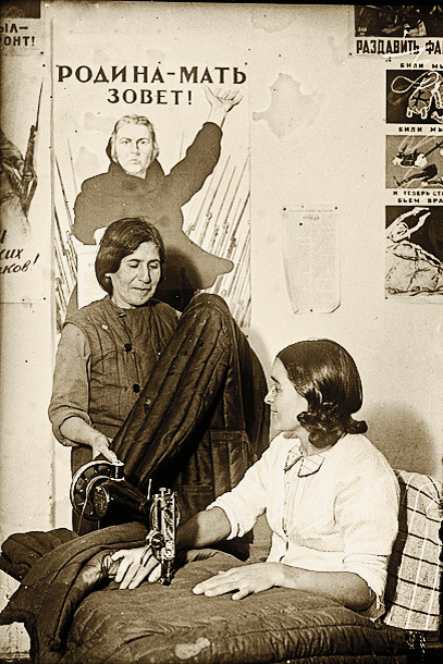 Швеи-стахановки артели им. 8 Марта за шитьем одежды для бойцов Красной армии