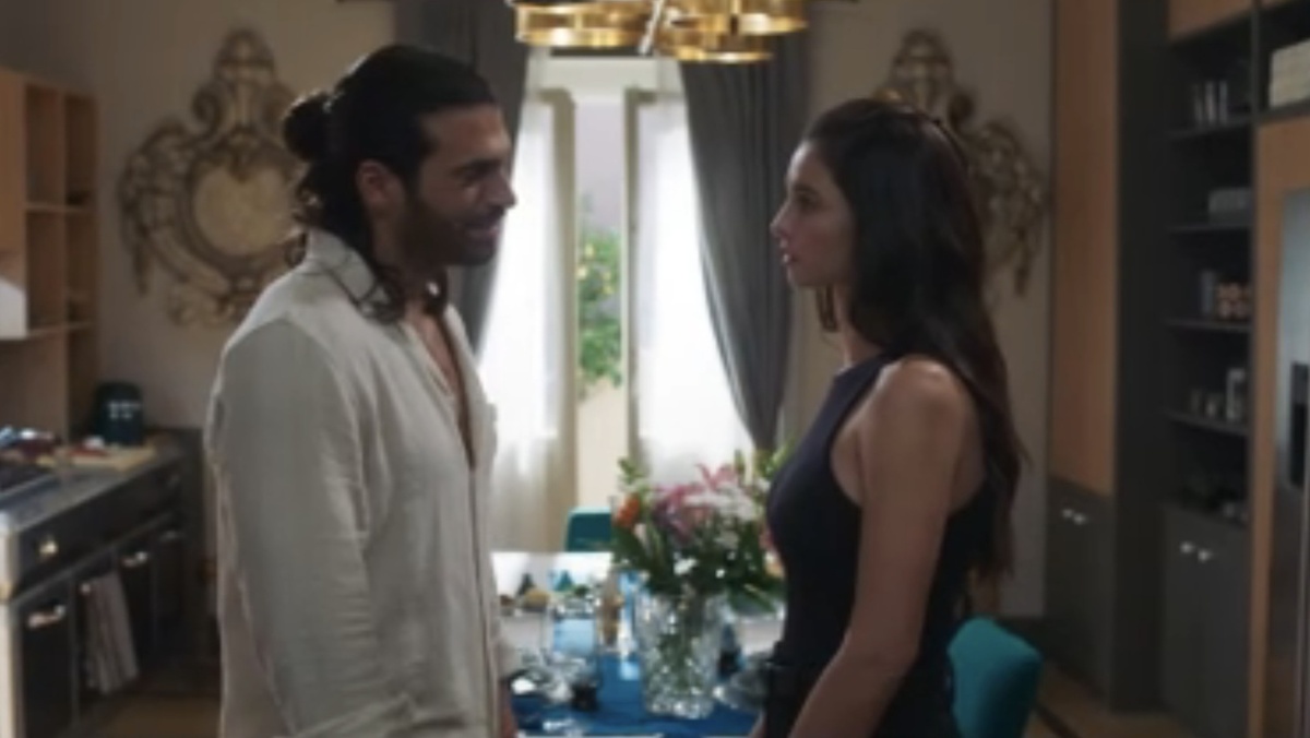 Кадр из сериала "Фиолетовый как море" (2022-...; реж. Фр. Викарио и др.)