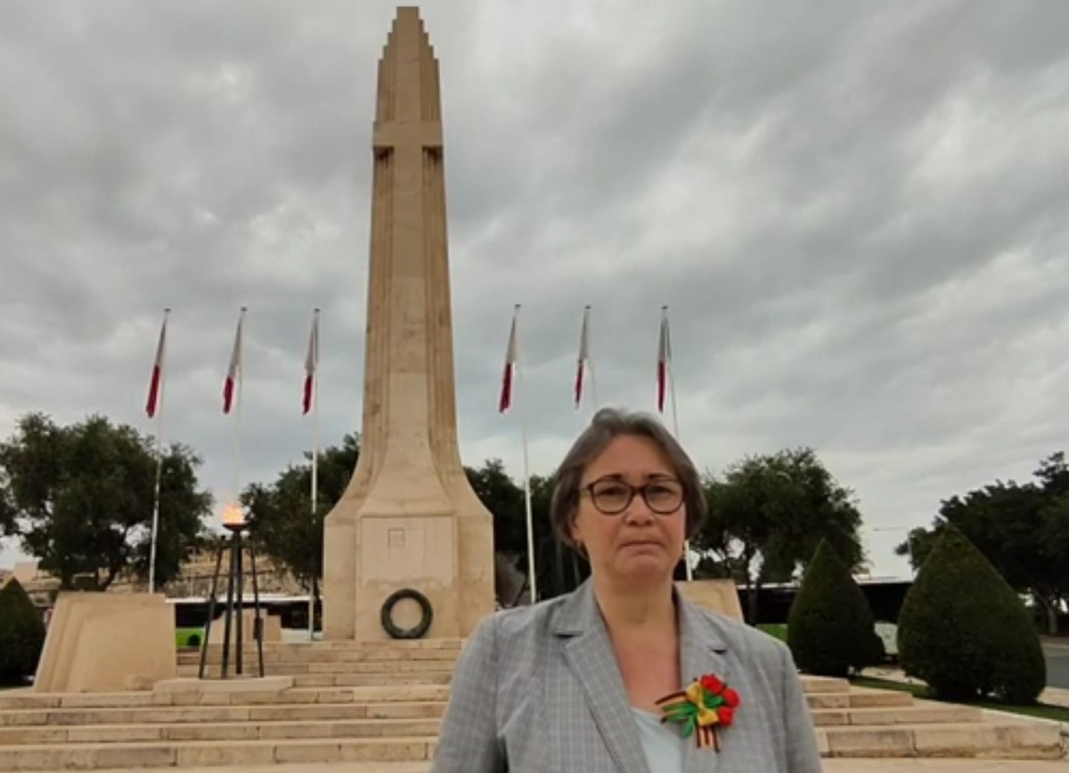 У памятника погибшим в Мировых врйнах во Флориане (Мальта)