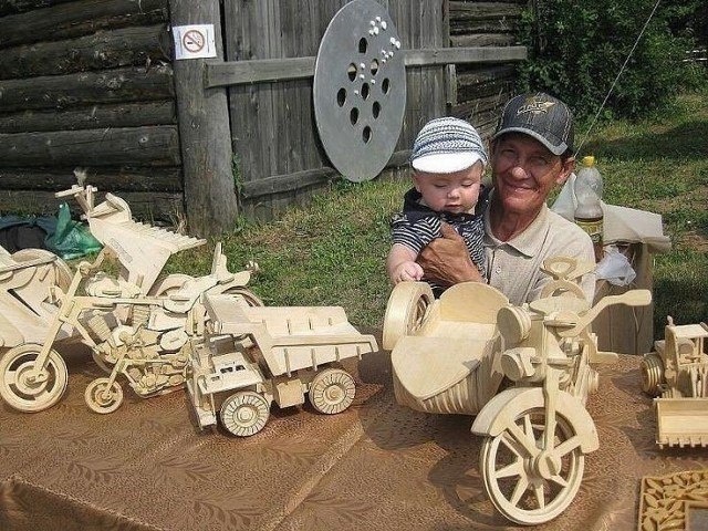 Дед с внуком резьба по дереву источник яндекс картинки