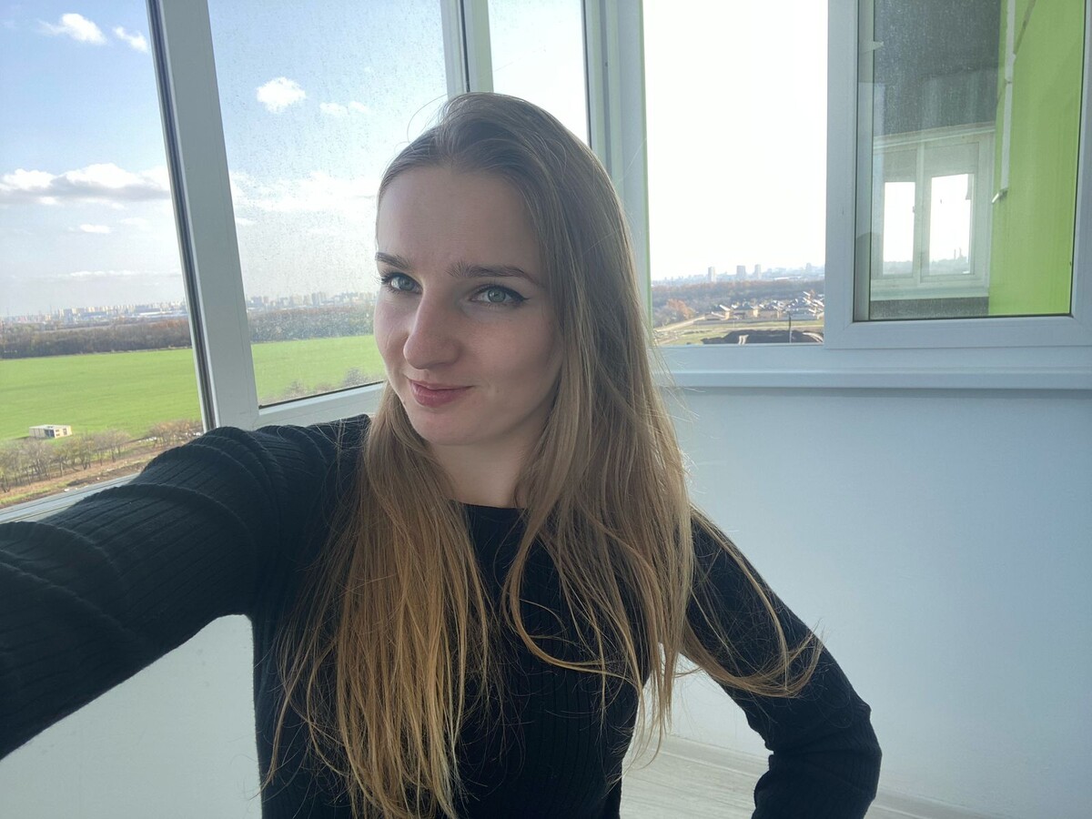 я счастливая на балконе своей квартиры в тот единственный день, когда я в ней была 