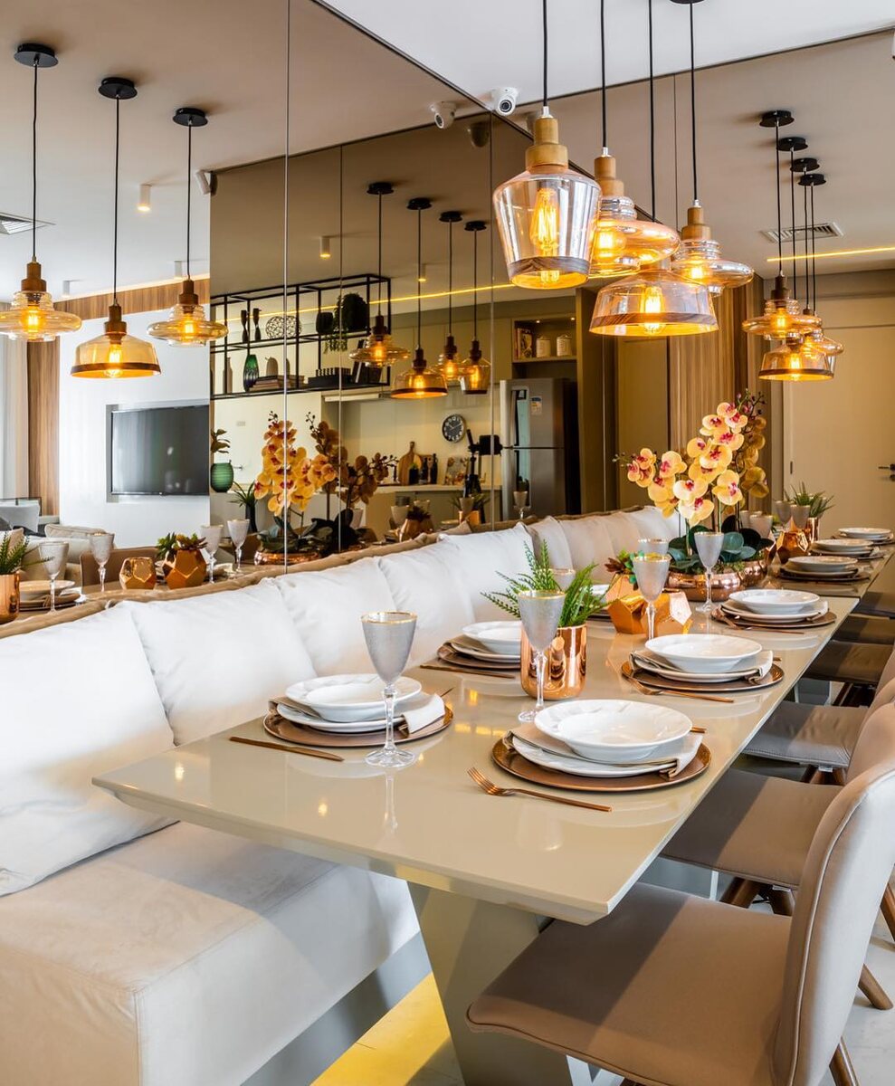 Компактный диван и стулья отлично вписались в маленький кухонный уголок