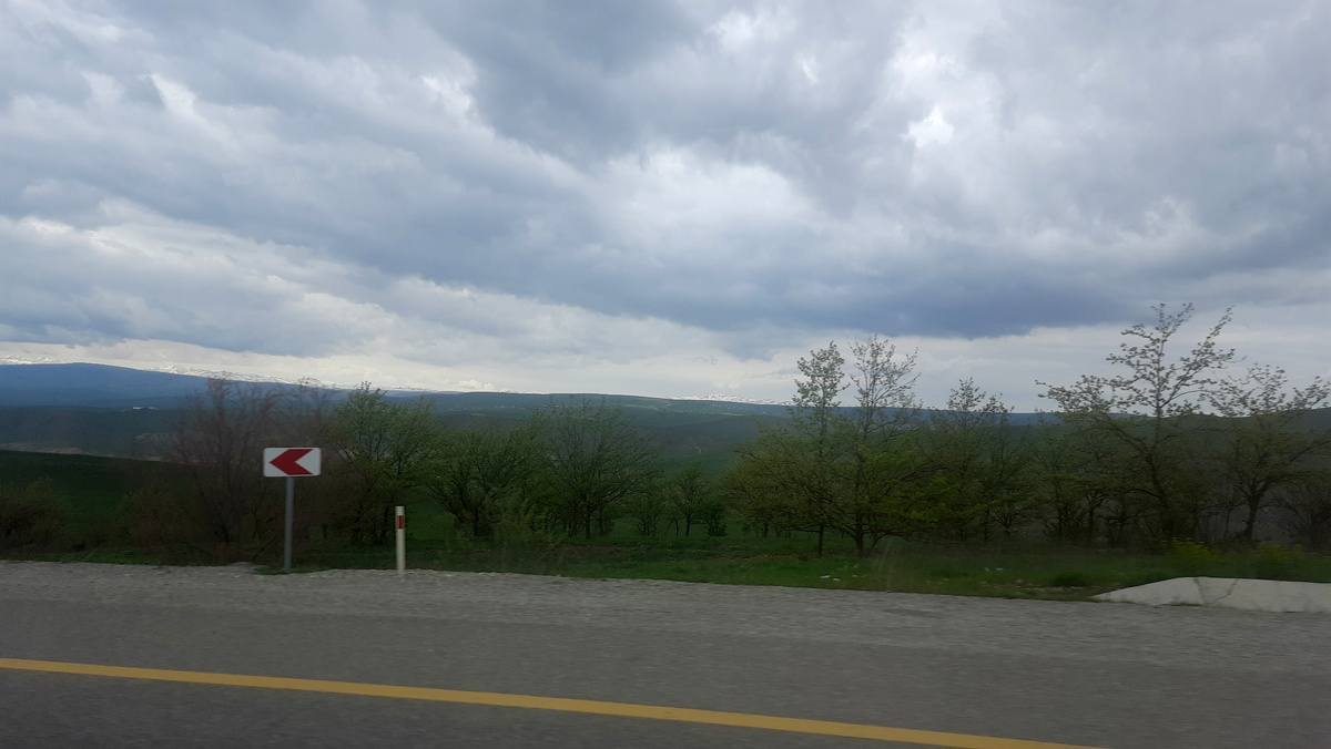 Попытка сфотографировать из окна автобуса ледники