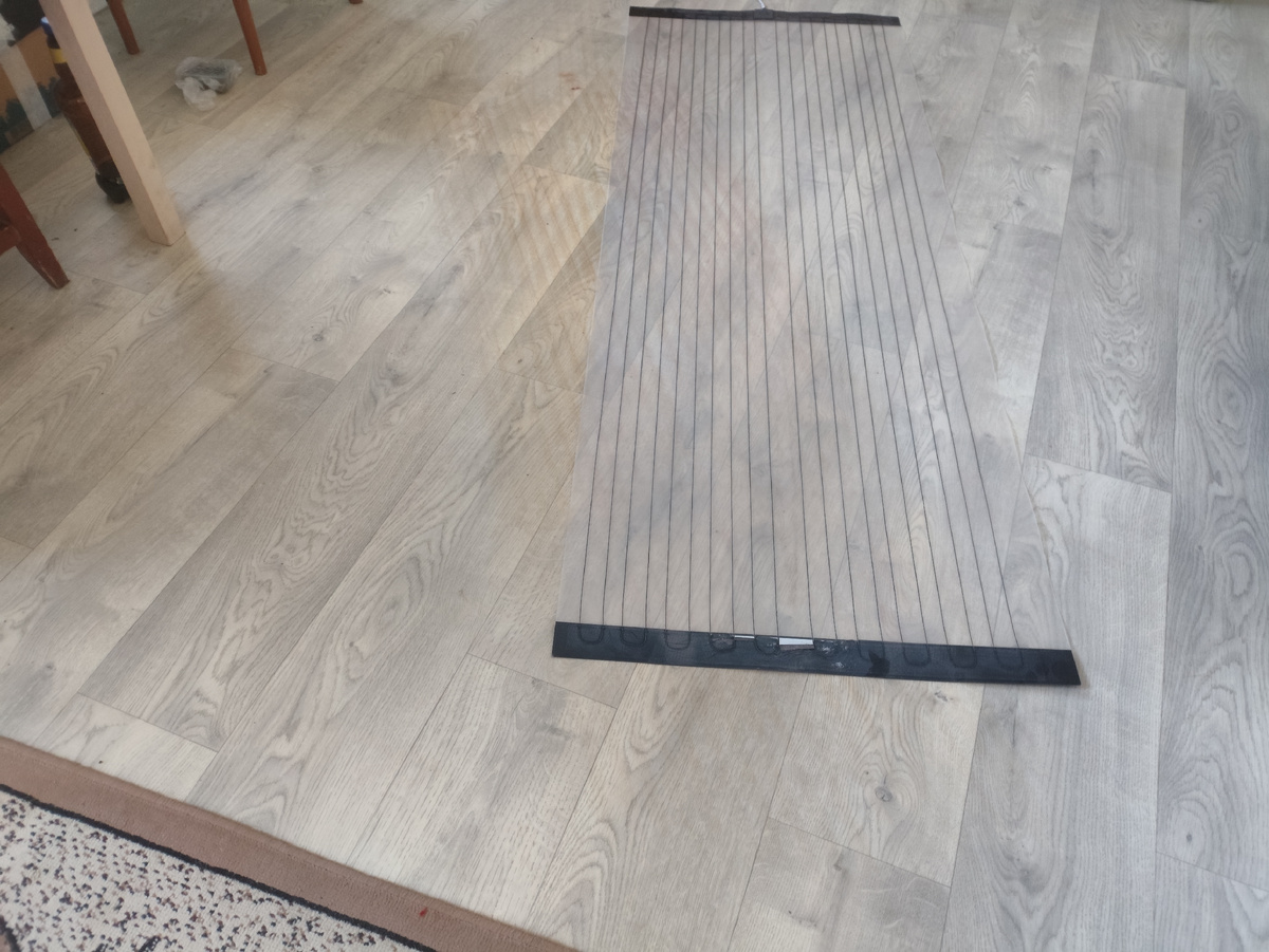 Видно, как двигали обогреватель )) 