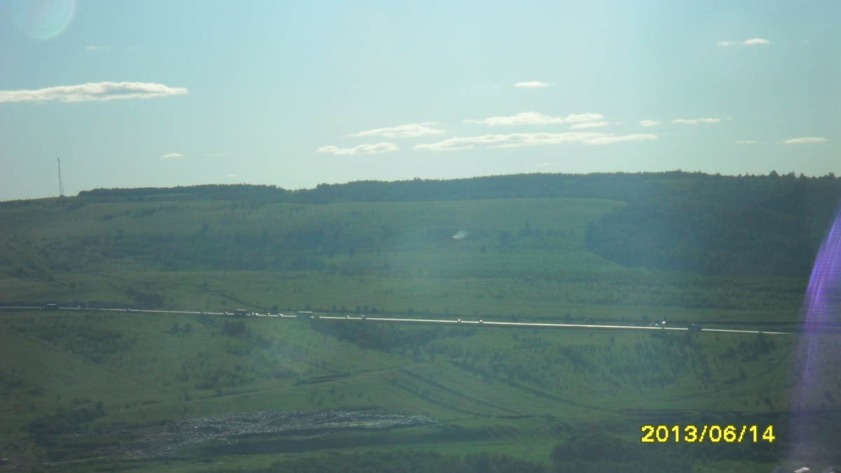 На перевале рано утром. Туман.Тонкая светлая полоска - часть дороги. А она серпантином, то вверх, то вниз.