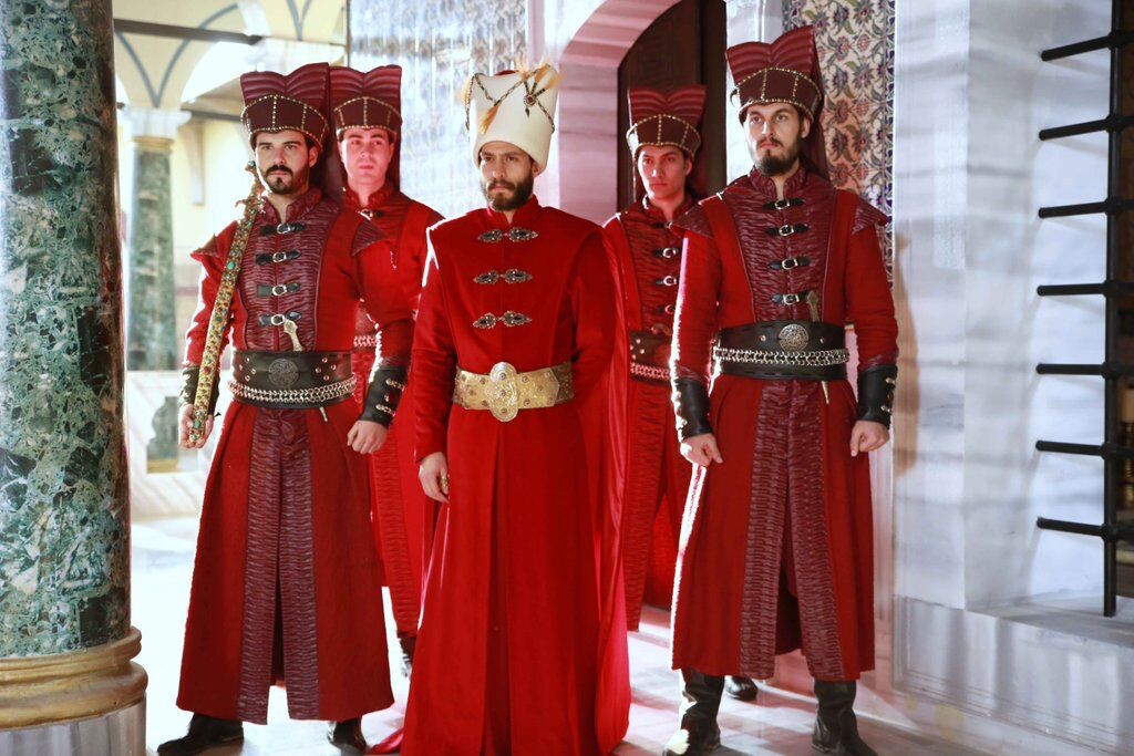 Солаки защищают султана, из сериала "Великолепный век". Создатели сериала сделали ставку на яркость и роскошь, а не на полную достоверность костюмов той эпохи. Например, на этой фотографии нет одного из традиционных элементов их вооружения - луков, а также неверно отображен головной убор телохранителей.