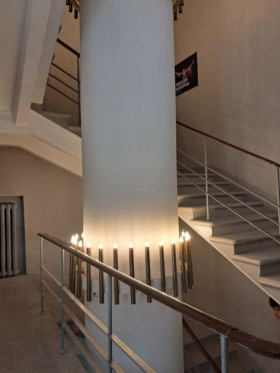 Поднимаемся к малому залу на 5 этаж. Фото автора 