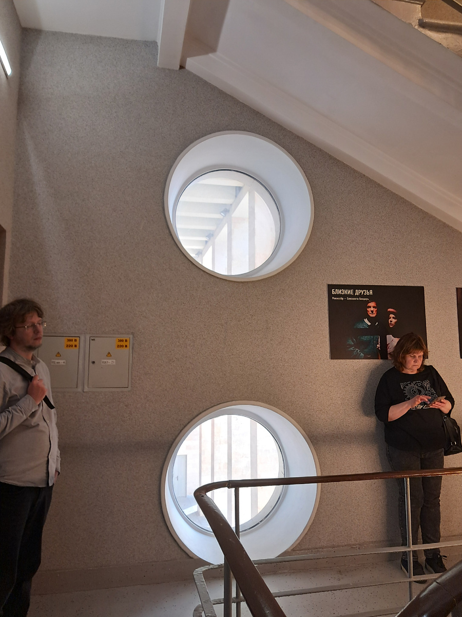 Ждём начала на лестнице. Фото автора 