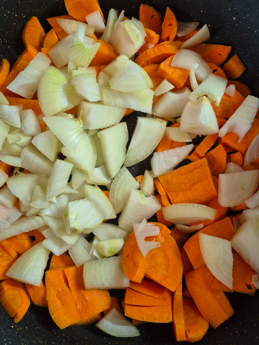 порезали морковь и лук , перекладываем на сковородку, добавляем немного растительного масла и пассируем овощи.