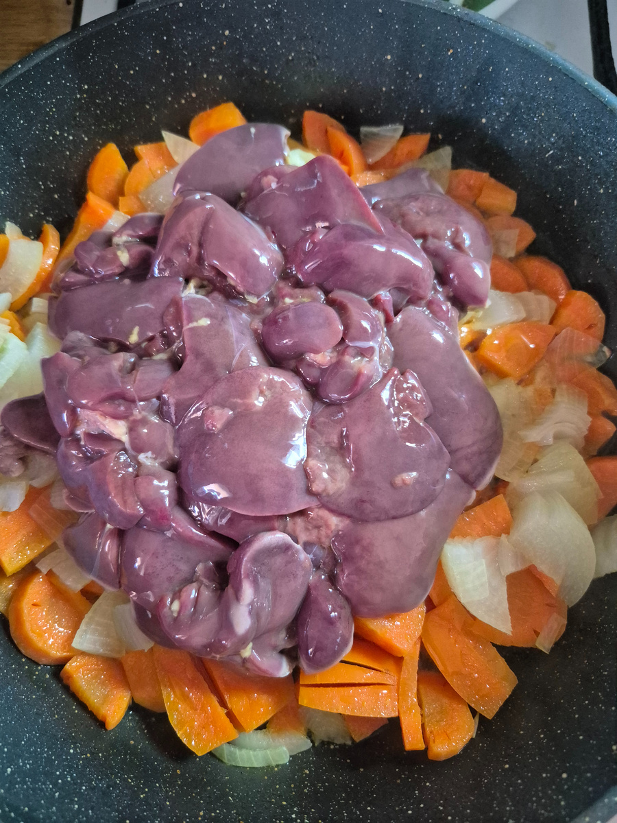 овощи пропарили, пропассировали и добавляем куриную печень на сковородку.