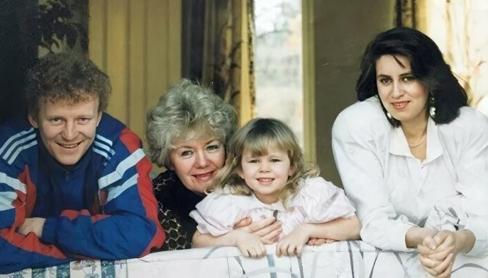 Екатерина Кузнецова в детстве с родителями и бабушкой. / Фото: www.uznayvse.ru