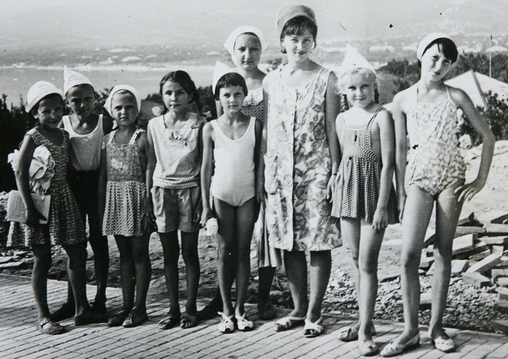 Я четвёртая слева