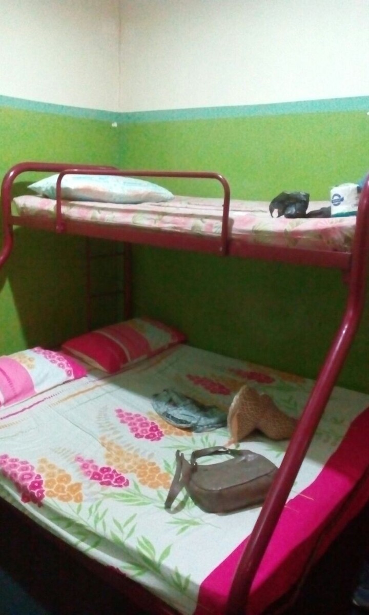 Размер комнаты-2 на 3 метра-6 кв.метра, но и цена 6 долларов в сутки