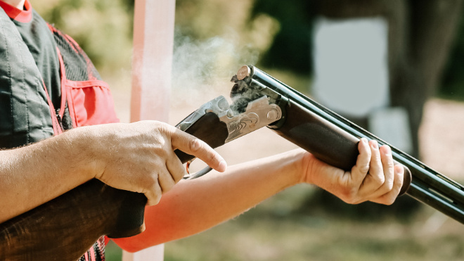 Фото: ru.freepik.com/free-photo/man-opens-shotgun-bolt-after-one-shot-with-smoke_2454890