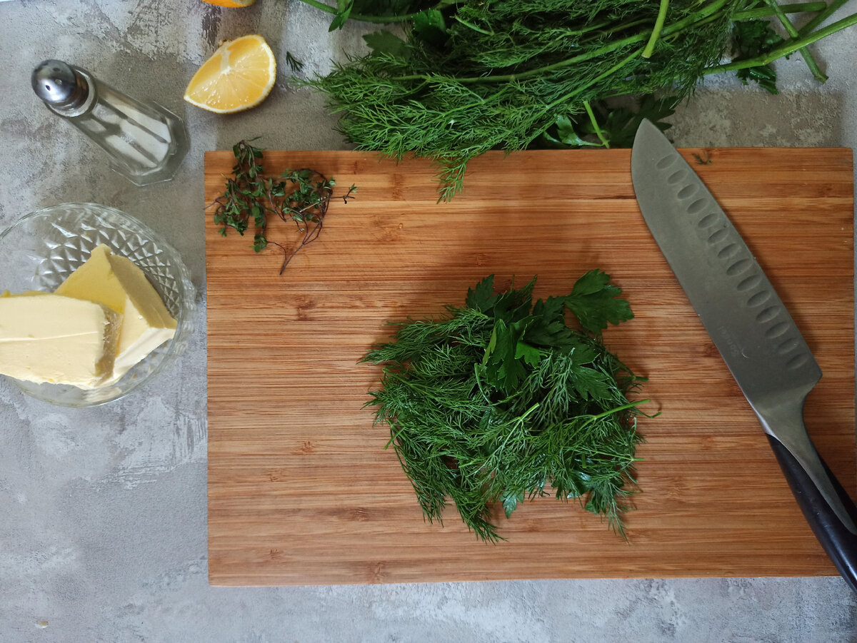 Можно добавить в масло немного тимьяна или базилика.