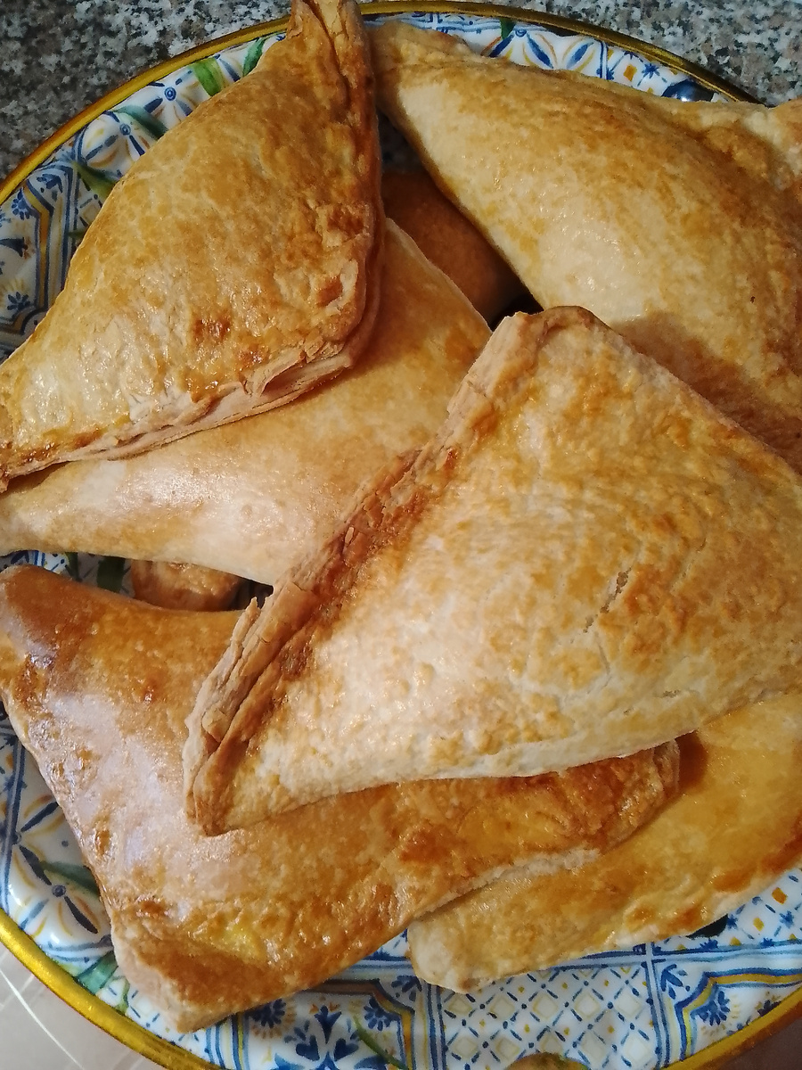 Пирожки с творогом и зелёным луком.