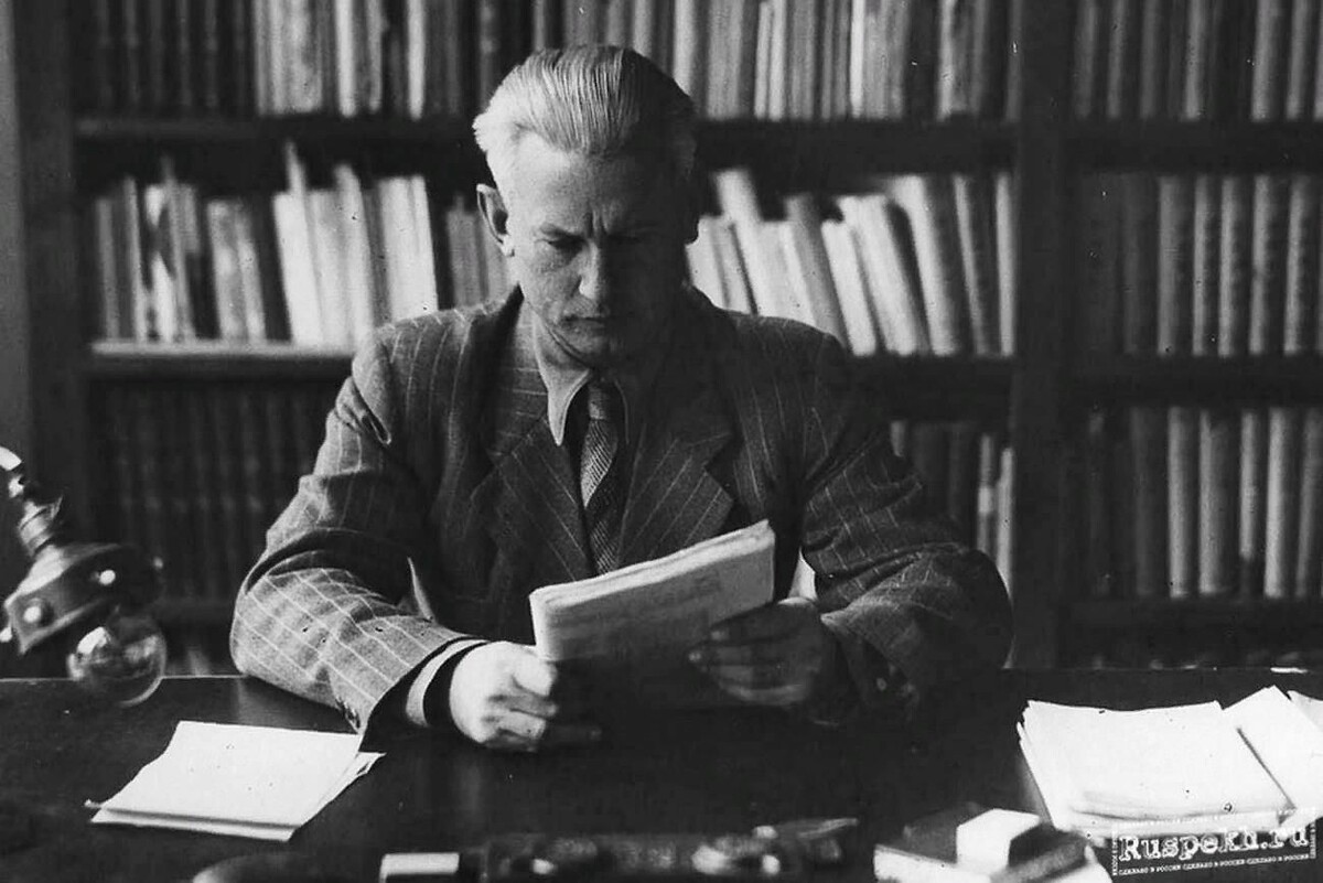 Фадеев в своеём рабочем кабинете.