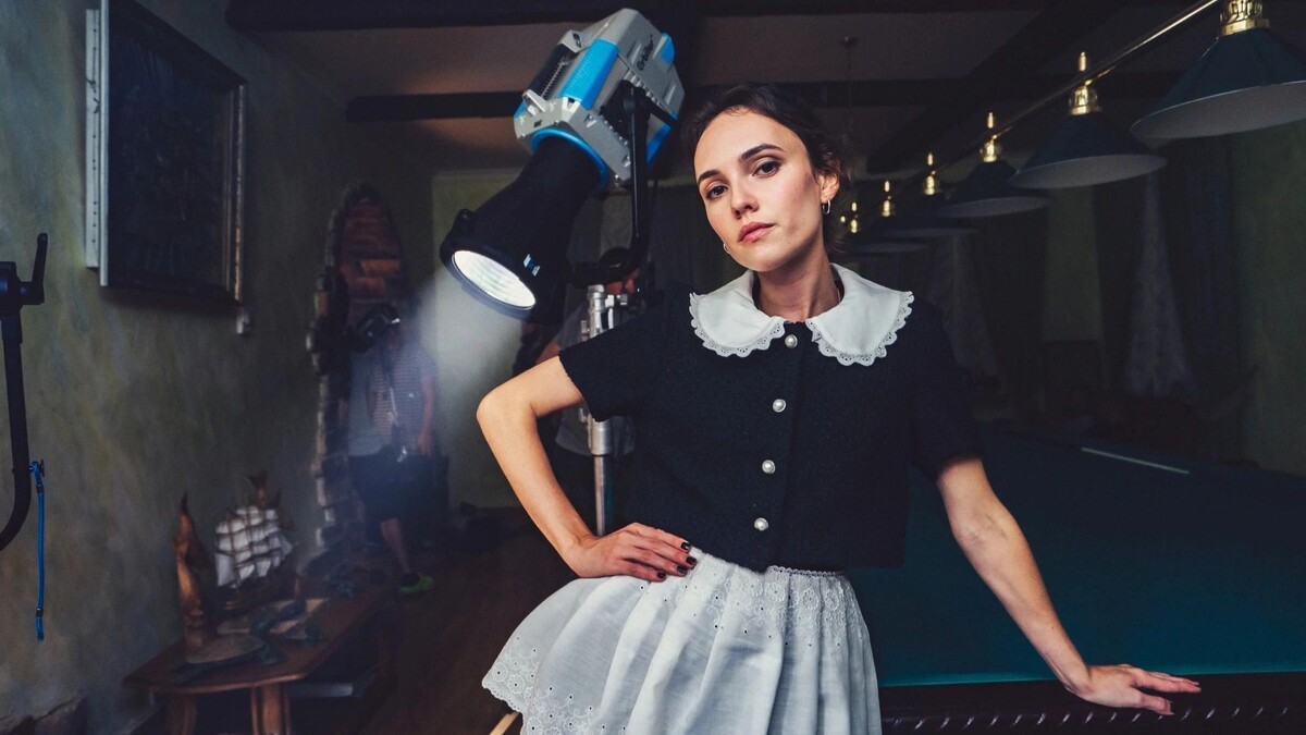    Стася Милославская на съемка сериала «Лада Голд». Фото: Продюсерская компания «Среда»/IVI/kinopoisk.ru