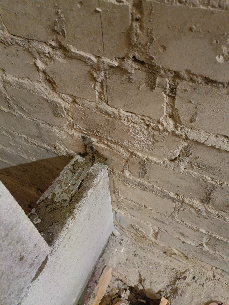 Крепление блоков перегородки к стене