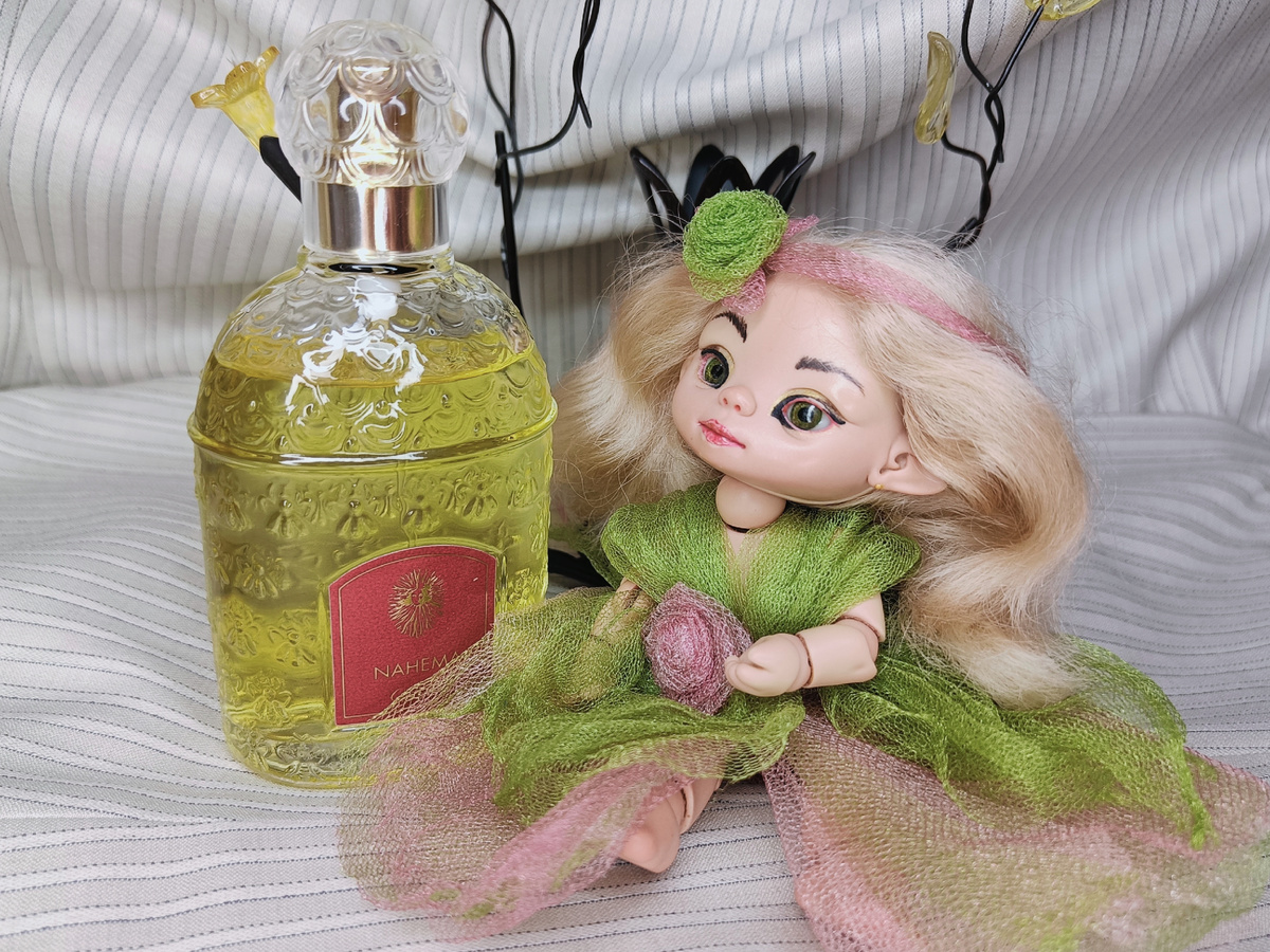 Танечка тоже любит принцесс - у них такие наряды!