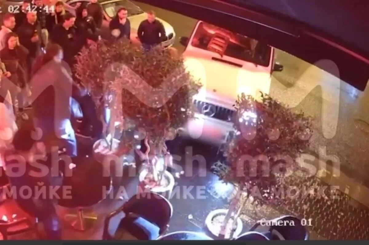    Девушка за рулем иномарки врезалась в кафе в Петербурге